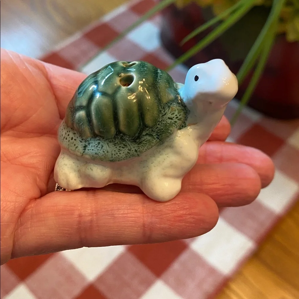 Vintage LIKE NEW Green White Turtle Salt & Pepper Shaker Set - Collector Item